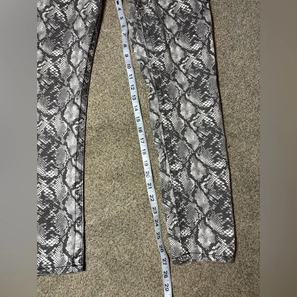 Seven 7 Stylish Snake Print Skinny Jeans - size 8. - Picture 2 of 10